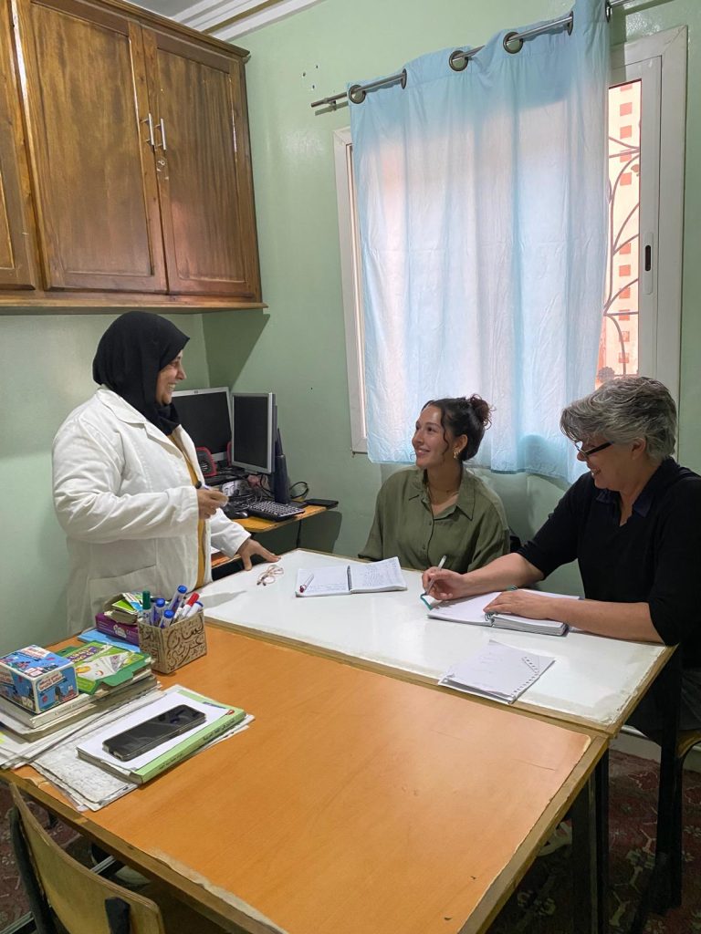 Des élèves au Lessane Arabi Center avec leur professeur